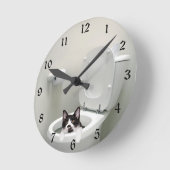 Horloge Ronde Chatte-chat dans un bol de toilettes (Angle)