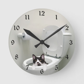 Horloge Ronde Chatte-chat dans un bol de toilettes