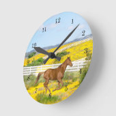 Horloge Ronde Cheval Brown courant dans le champ de fleurs (Angle)