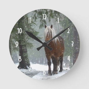 Horloge Ronde Cheval Brown dans une forêt d'hiver avec chute de 