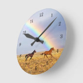 Horloge Ronde Chevaux De Mustang Sauvage Courant Avec Arc-En-Cie (Angle)