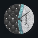 Horloge Ronde Chic girly faux parties scintillant argent noir tu<br><div class="desc">Easily personalize this trendy, chic bling luxury Wall Clock design featuring elegant girly faux silver teal turquoise aqua glitter and rhinestones bling with black tuffted design design. This makes the perfect sweet 16 birthday, wedding, bridal shower, anniversary, baby shower or bachelorette party gift for someone that loves glam luxury and...</div>