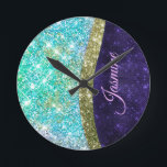 Horloge Ronde Chic irisé violet bleu faux parties scintillant mo<br><div class="desc">Personnalisez facilement ce design tendance et chic de l'horloge murale de luxe avec élégante parties scintillant en argent girly et irisé en unicorne, arc-en-ciel, turquoise, aqua, couleurs bleu violet design. Cela rend le cadeau parfait pour 16 ans, mariage, douche nuptiale, anniversaire, baby shower ou bachelorette pour quelqu'un qui aime le...</div>