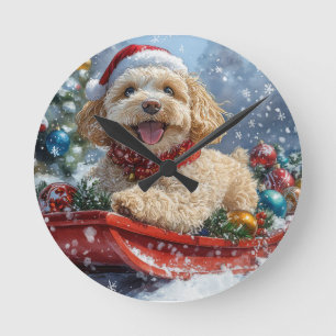 Horloge Ronde Chien Cockapoo dans un traîneau Laissez neige Noël