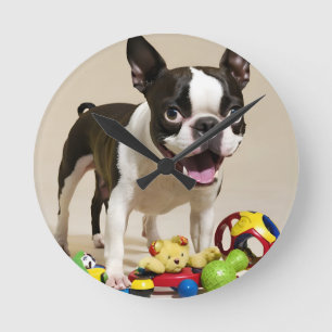 Horloge Ronde Chien de Boston Terrier jouant avec des jouets