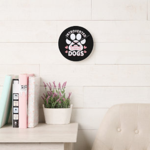 Horloge Ronde Chien Introverti Mais Prêt à Discuter des Chiens