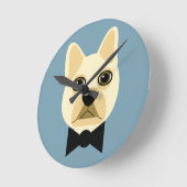 Horloge Ronde Chien-taureaux français avec bleu-bowtie (Angle)