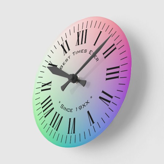 Horloge Ronde Chiffres romains modernes personnalisés, arc-en-ci (Angle)