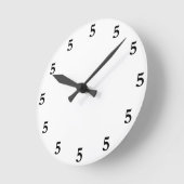 Horloge Ronde Cinq heures noires quelque part sur fond blanc (Angle)