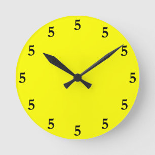 Horloge Ronde Cinq heures noires quelque part sur fond jaune