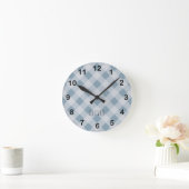 Horloge Ronde Classic Elegant Blue Gingham Plaid & Custom Name  (Maison)