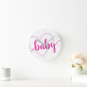 Horloge Ronde Coeur bébé Script de floraison rose chaud