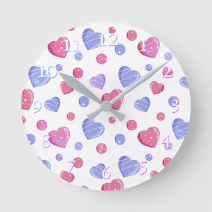 Horloge Ronde Coeurs roses et bleus sur un arrière - plan blanc.