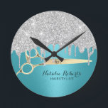 Horloge Ronde Coiffeuse Styliste Turquoise Silver Parties scinti<br><div class="desc">Liste De Cheveux Boucles De Parties scintillant Turquoise & Argent Écluses Salon De Beauté Moderne.</div>