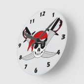 Horloge Ronde Conception de crâne de pirate et d'épées (Angle)