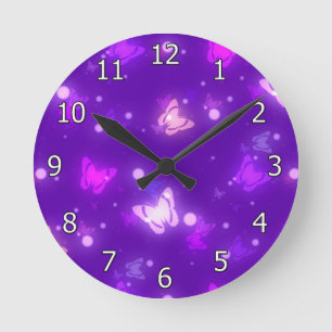 Horloge Ronde Conception pourpre violette de papillons légers