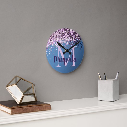 Horloge Ronde Confetti de lavande de monogramme sur bleu         (Bureau)