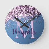 Horloge Ronde Confetti de lavande de monogramme sur bleu         (Recto)