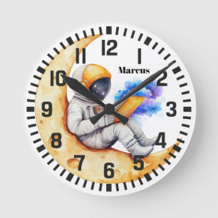 Horloge Ronde Cool Nom personnalisé Astronaut sur la Lune