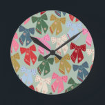 Horloge Ronde Coquette des vaches de Noël rétro<br><div class="desc">Vaches de Noël colorées - Rubans Coquette - Arrière - plan vert Mint.</div>