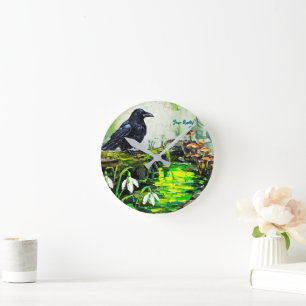Horloge Ronde Corbeau noir et ruisseau de forêt lumineuse, peint