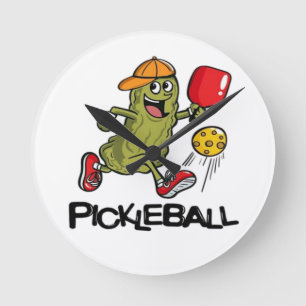 Horloge Ronde Cornichon drôle jouant au pickleball