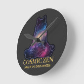 Horloge Ronde Cosmic Zen Wolf – Meditating Galaxy (NO NUMBERS) (Angle)