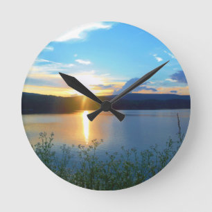 Horloge Ronde Coucher de soleil bleu sur le lac