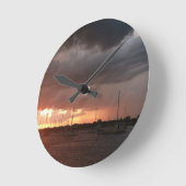 Horloge Ronde Coucher de soleil et bateaux sur l'eau (Angle)