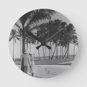 Horloge Ronde Couples se tenant sous l'arbre