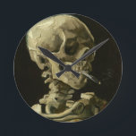 Horloge Ronde Crâne avec cigarette par Van Gogh<br><div class="desc">Peintures expressionnistes de Van Gogh : Crâne avec toile de cigarette brûlante</div>
