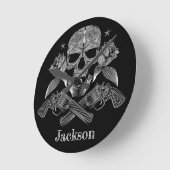 Horloge Ronde Crâne et fusils noirs et blancs (Angle)