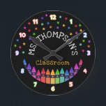 Horloge Ronde Crayons Stars Colorful Nom de l'enseignant Salle d<br><div class="desc">Horloge murale de jardin d'enfants personnalisée avec le nom de l'enseignant sous les étoiles colorées et au-dessus d'une rangée de crayons dans un dégradé arc-en-ciel avec les chiffres en gras blancs soulignés avec les couleurs de l'arc-en-ciel. Horloge murale en classe avec crayons colorés et étoiles contre un arrière - plan...</div>