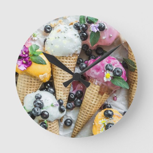 Horloge Ronde Crème De Glace Coned Avec Bleuets Et Fleurs (Recto)
