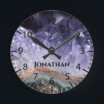 Horloge Ronde Cristaux de pierre d'Améthyste pourpre Géode Photo<br><div class="desc">Gros plan photo d'une géode en pierre améthyste violet avec un nom personnalisable pour un cadeau personnalisé pour quelqu'un qui aime les pierres et les minéraux.</div>