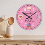 Horloge Ronde Cuisine Rose Cuisine Cuisine Aquarelle Cupcake Per<br><div class="desc">Horloge murale personnalisée de la cuisine avec douceurs d'aquarelle mignonne-cupcakes et cookies.</div>