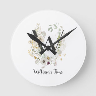 Horloge Ronde Custom Initial W avec couleur douce Fleurs sauvage
