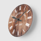 Horloge Ronde Custom Rustic Brown Wood Nom de famille Ferme (Angle)