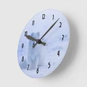 Horloge Ronde Cute Arctic Fox sur Snowy Winter Arrière - plan (Angle)