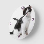 Horloge Ronde Cute Funny furry kitten black and white cat (Angle)