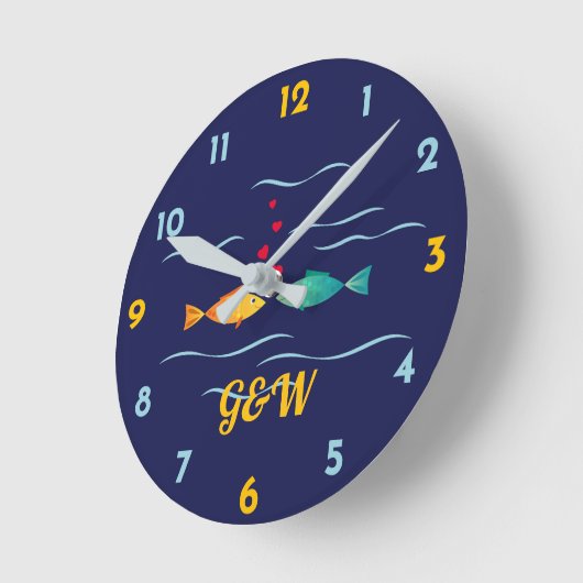Horloge Ronde Cute Love Poisson couple monogrammes (Angle)