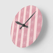 Horloge Ronde Cute Pink Bow Stripe Pattern – Girly Aesthetic (Angle)