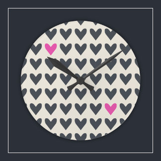 Horloge Ronde Cute Pop Art Coeurs dans Mod gris foncé et rose ch