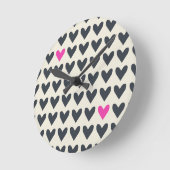 Horloge Ronde Cute Pop Art Coeurs dans Mod gris foncé et rose ch (Angle)
