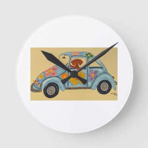 Horloge Ronde Dachshund dans une voiture hippie