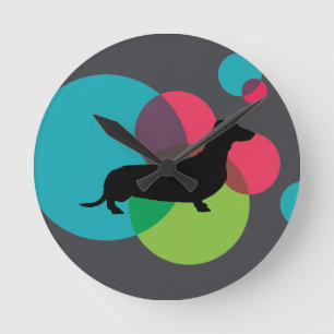 Horloge Ronde Dachshund noir avec motif à points lumineux
