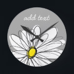 Horloge Ronde Daisy tendance avec gris et jaune<br><div class="desc">Un morceau d'art zen et fantaisiste, hipster. Vous pouvez ajouter un nom, un monogramme ou un autre texte personnalisé. Si vous avez besoin de déplacer l'art autour, cliquez sur le bouton personnaliser pour apporter des modifications.</div>