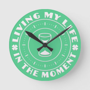 HORLOGE RONDE DANS LES CLOCKS DU MOMENT
