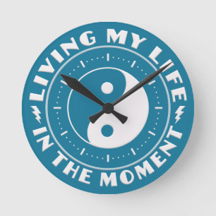 HORLOGE RONDE DANS LES CLOCKS DU MOMENT