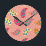 Horloge Ronde Danse Boho Paisley<br><div class="desc">Cette chaîne de "Boho" a les accessoires assortis aux coussins de jet de, celui-ci est pêche profonde avec un panneau sensible de feuille au vert doux de batik, détails floraux de corail. Ajoutez la qualité et la richesse à n'importe quel intérieur ou espace - inspiré par un contact de motif...</div>